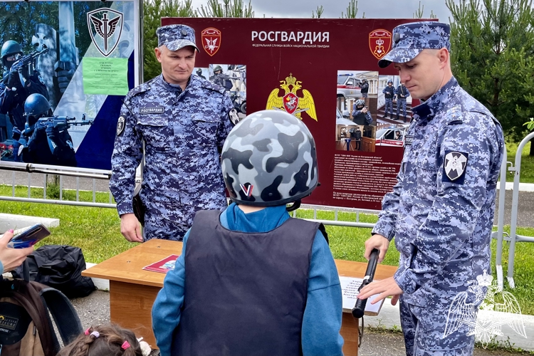 Юные костромичи побывали в роли росгвардейцев