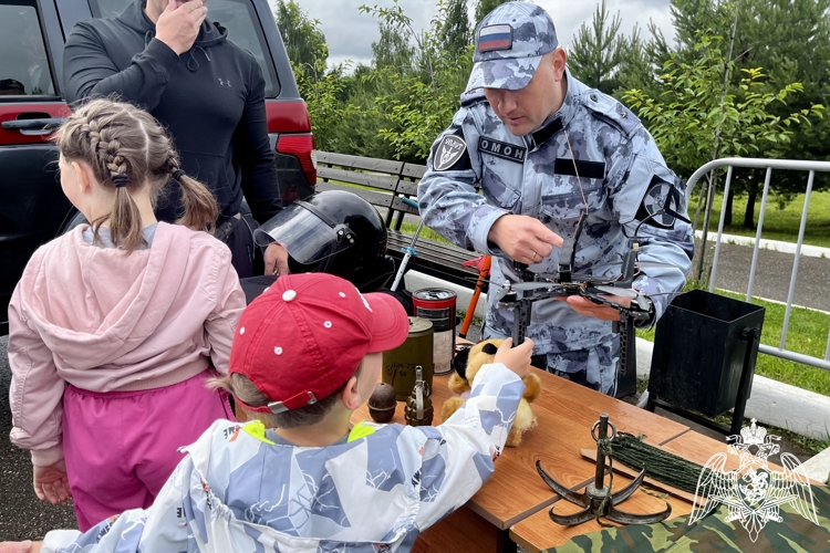 Юные костромичи побывали в роли росгвардейцев
