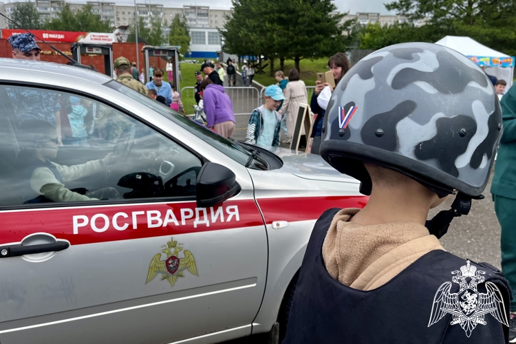 Юные костромичи побывали в роли росгвардейцев