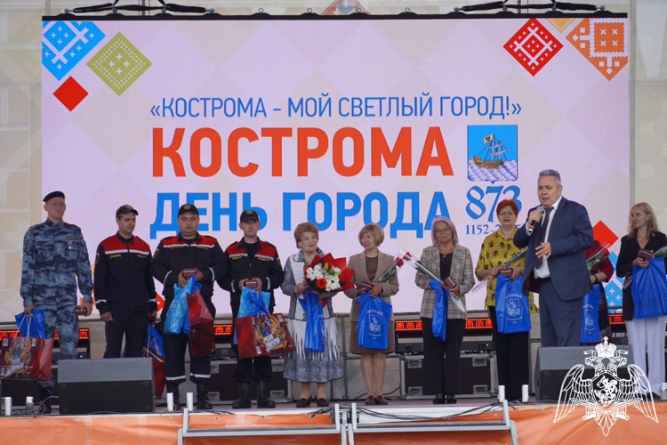 Сотрудники спецподразделений Росгвардии отмечены руководством города в честь Дня Костромы 