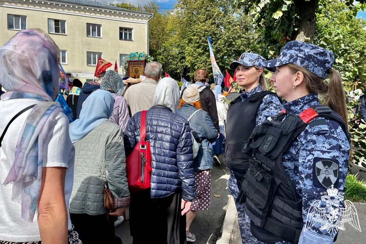 Росгвардия обеспечила безопасность во время крестного хода с Феодоровской иконой Божией Матери в Костроме