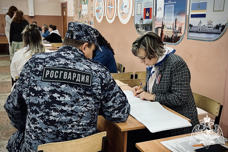 Росгвардейцы участвуют в Едином дне голосования в Костромской области