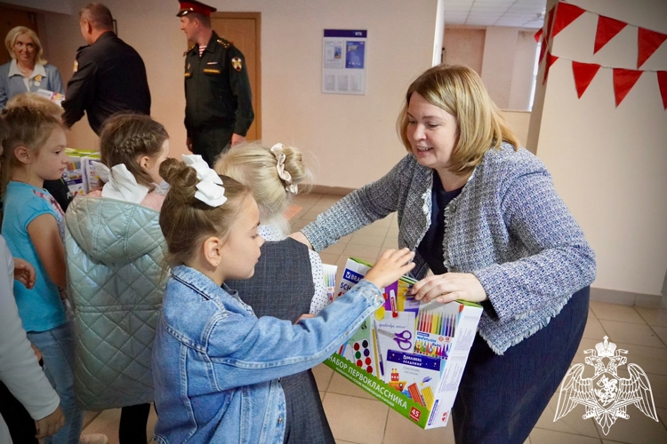 Детей костромских росгвардейцев поздравили с успешным стартом в школьную жизнь 