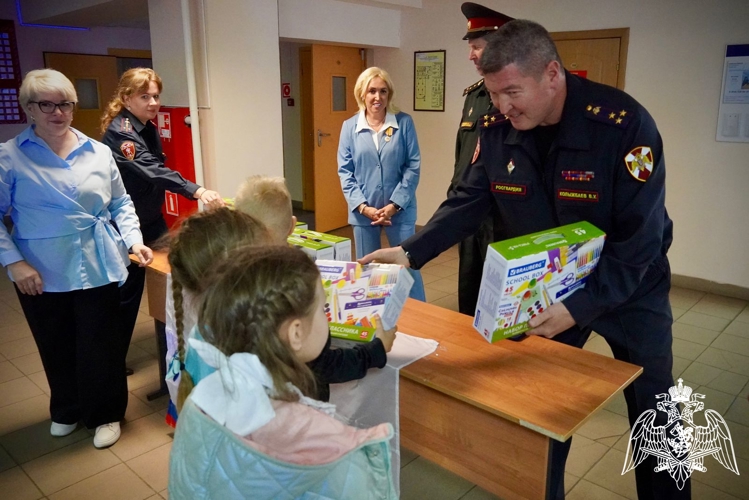 Детей костромских росгвардейцев поздравили с успешным стартом в школьную жизнь 