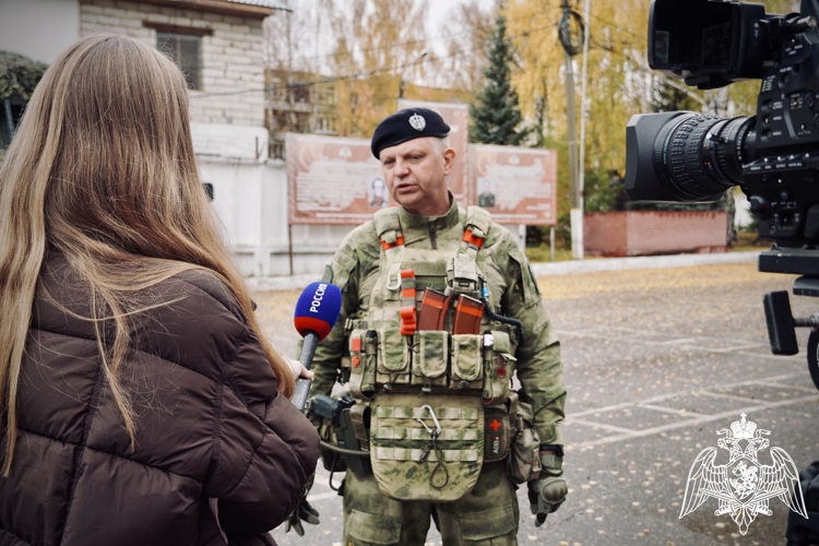 Студенты Костромского колледжа бытового сервиса познакомились со службой в Росгвардии