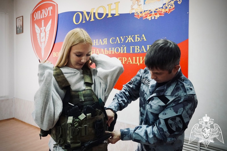 Студенты Костромского колледжа бытового сервиса познакомились со службой в Росгвардии