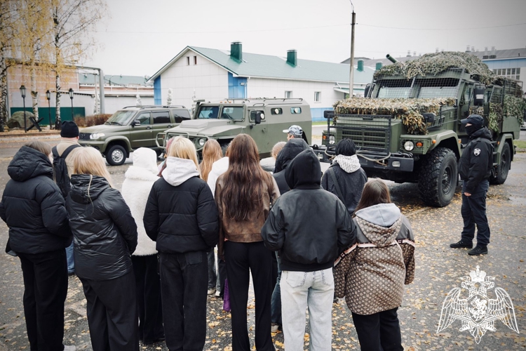 Студенты Костромского колледжа бытового сервиса познакомились со службой в Росгвардии