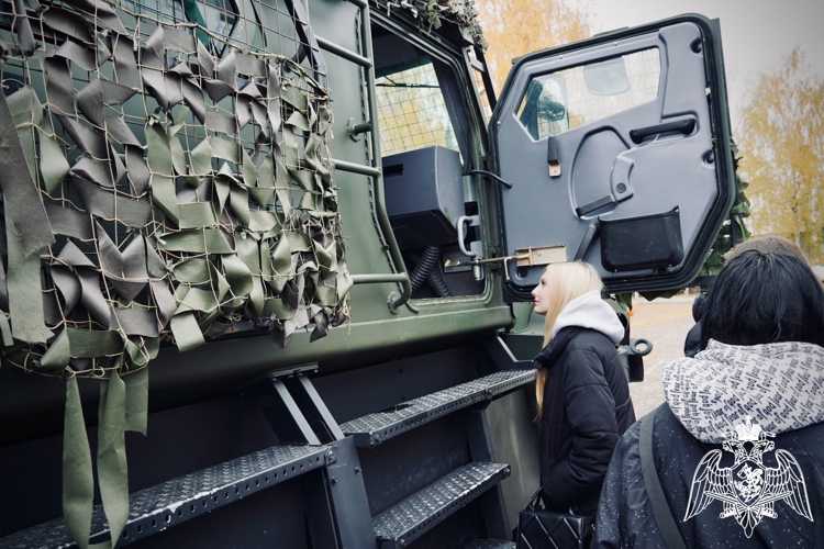 Студенты Костромского колледжа бытового сервиса познакомились со службой в Росгвардии