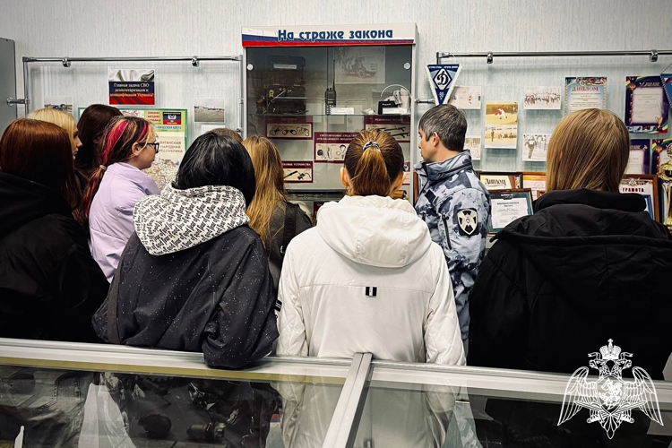 Студенты Костромского колледжа бытового сервиса познакомились со службой в Росгвардии