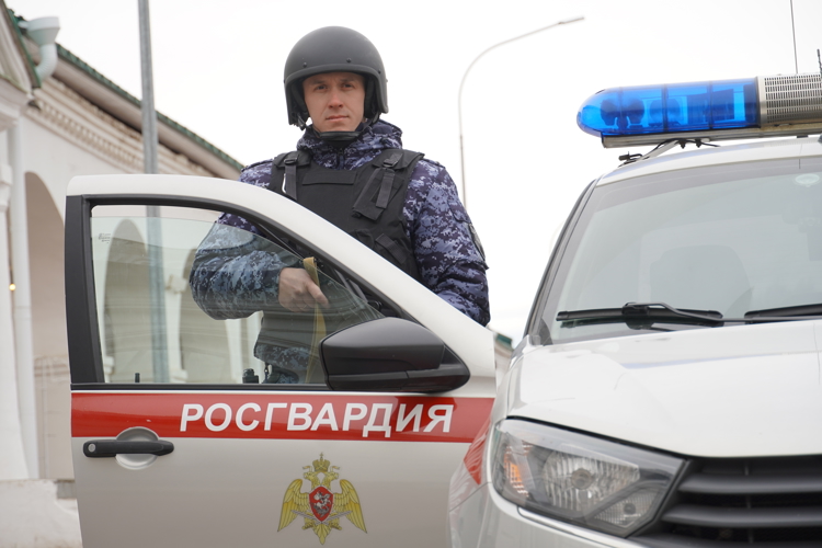 К ведомственному фото-челленджу «Связь поколений» присоединились сотрудники Росгвардии в Костроме