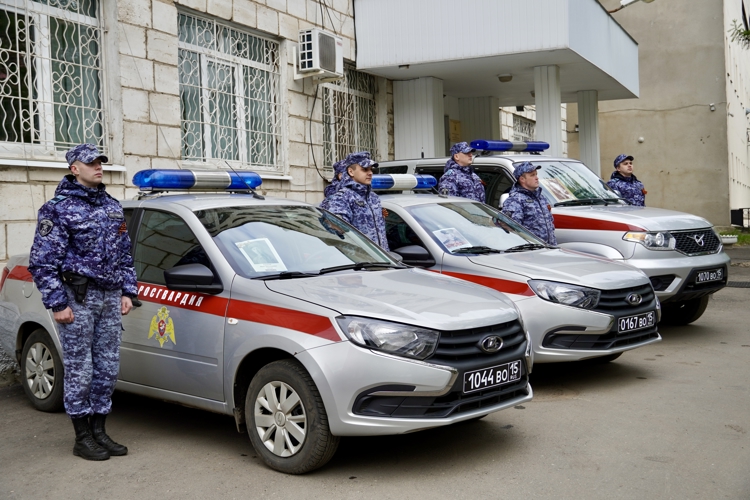 К ведомственному фото-челленджу «Связь поколений» присоединились сотрудники Росгвардии в Костроме