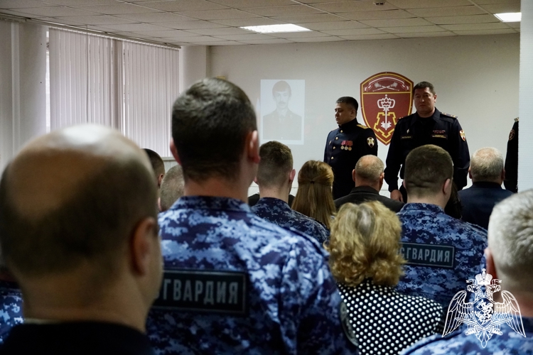 В день образования вневедомственной охраны сослуживцы почтили память кавалера ордена Мужества Александра Лебедева в Костроме (видео)