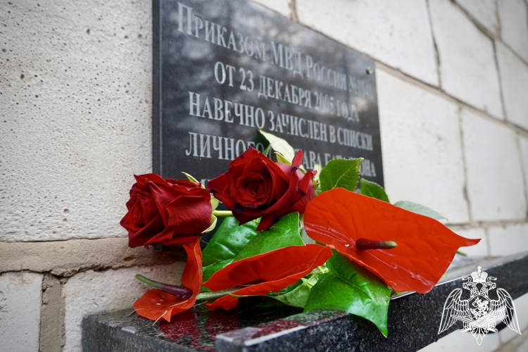 В день образования вневедомственной охраны сослуживцы почтили память кавалера ордена Мужества Александра Лебедева в Костроме (видео)