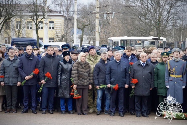 Представители Росгвардии приняли участие в памятных мероприятиях в День Неизвестного Солдата в Костроме
