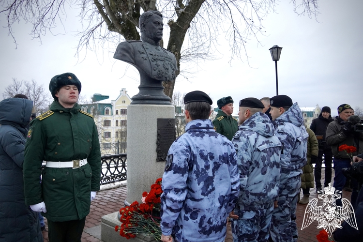 Представители Росгвардии почтили память Героев Отечества в Костроме