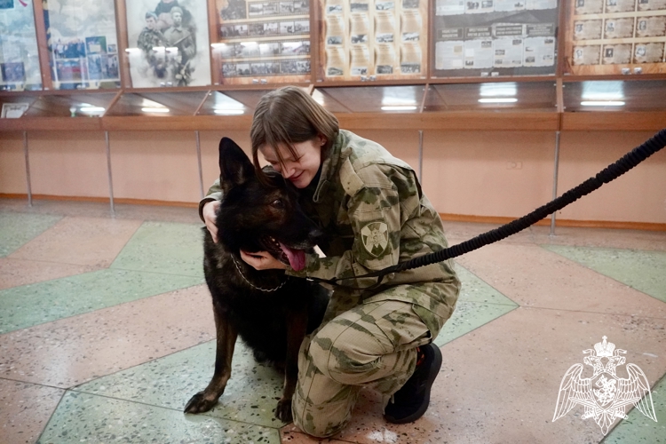 Дед Мороз специального назначения поздравил подшефных Росгвардии учеников в Костроме