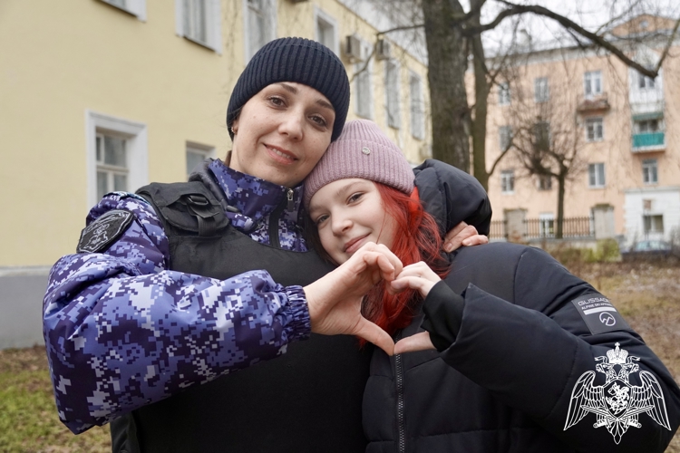 Когда вместе на одной волне: дочь сотрудницы Росгвардии из Костромы рассказала о своей маме (видео)