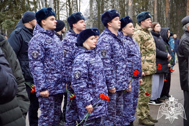 Представители Росгвардии приняли участие в памятных мероприятиях в День Неизвестного Солдата в Костроме