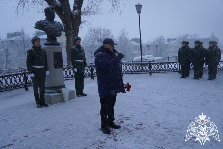 Сотрудники Росгвардии вместе с Героями Российской Федерации почтили память военачальников Костромы