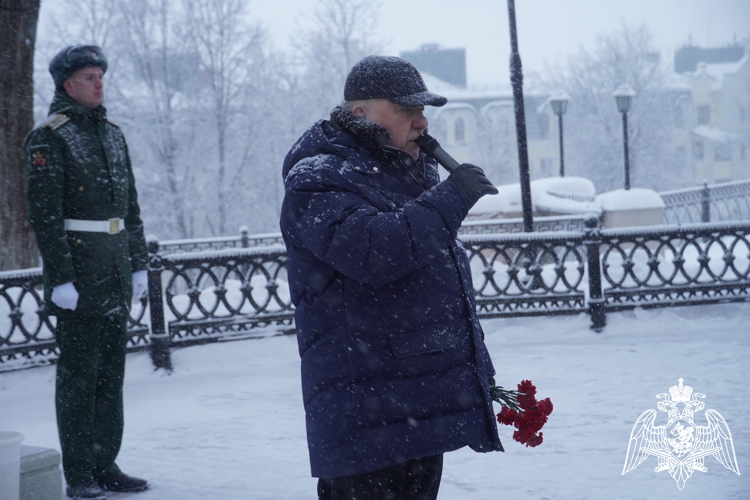 Сотрудники Росгвардии вместе с Героями Российской Федерации почтили память военачальников Костромы
