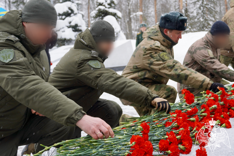 Представители  Росгвардии почтили память павших героев в День защитника Отечества в Костроме