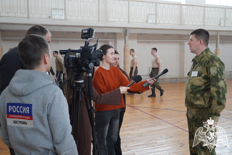 Военно-спортивную эстафету для школьников в честь 10-летия ведомства провели росгвардейцы в Костроме
