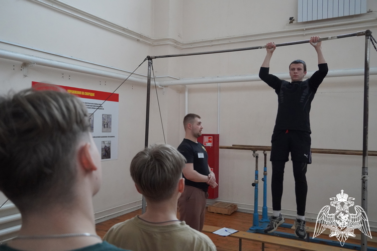 Военно-спортивную эстафету для школьников в честь 10-летия ведомства провели росгвардейцы в Костроме