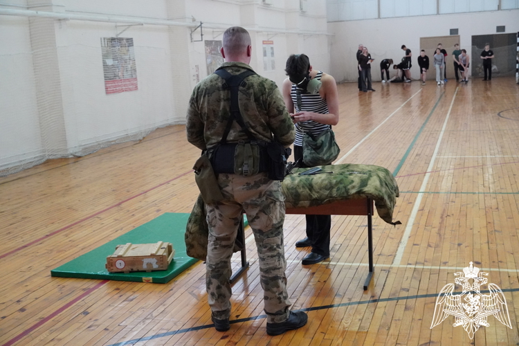 Военно-спортивную эстафету для школьников в честь 10-летия ведомства провели росгвардейцы в Костроме