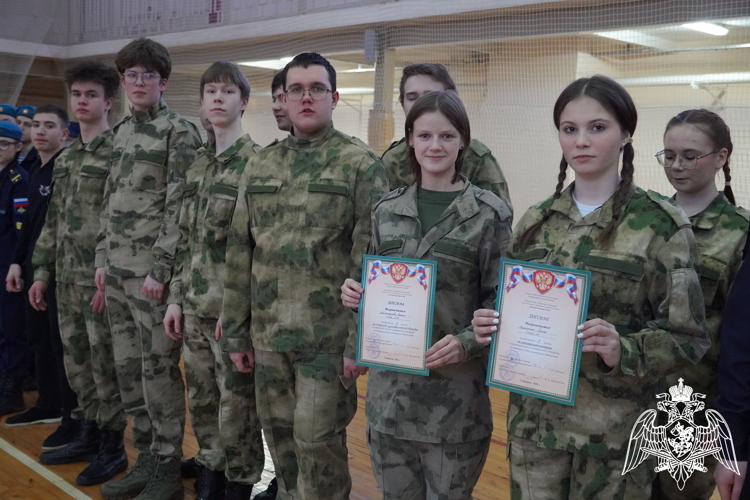 Военно-спортивную эстафету для школьников в честь 10-летия ведомства провели росгвардейцы в Костроме