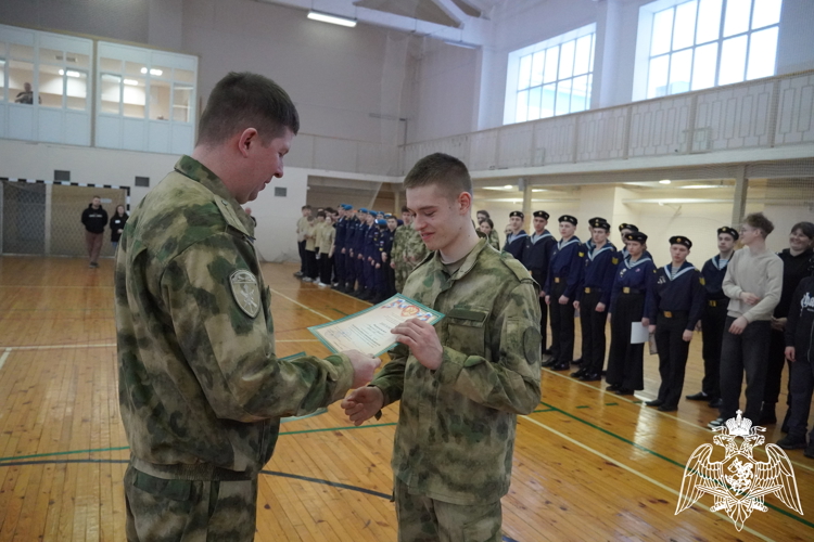 Военно-спортивную эстафету для школьников в честь 10-летия ведомства провели росгвардейцы в Костроме
