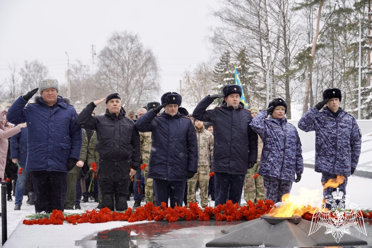 Представители  Росгвардии почтили память павших героев в День защитника Отечества в Костроме