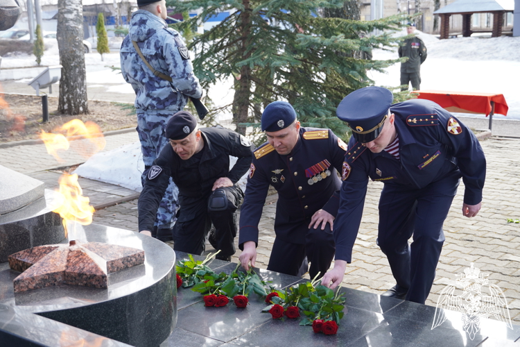 В День Росгвардии в региональном Управлении ведомства почтили память погибших сослуживцев (видео)