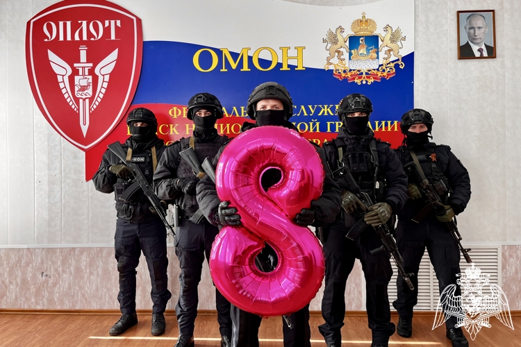 В преддверии Международного женского дня сотрудники ОМОН «Оплот» поздравили прекрасную половину человечества