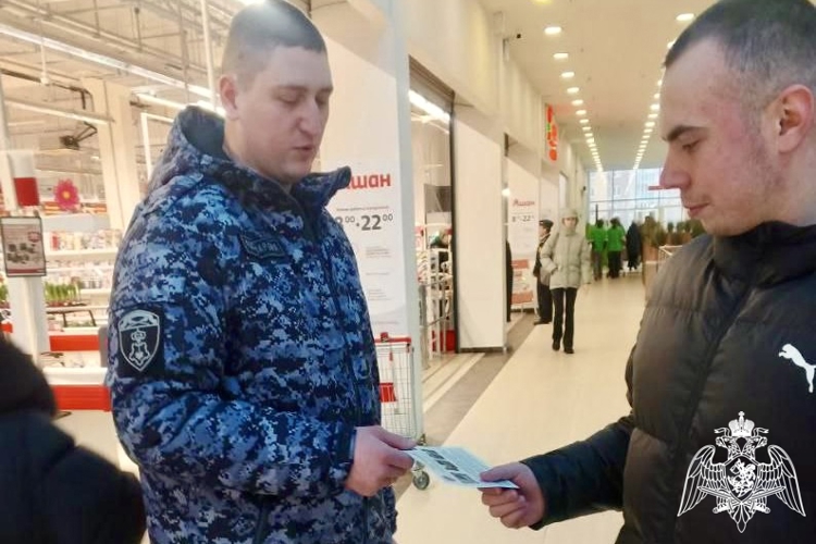 Жителей Костромы знакомят со службой в ведомстве сотрудники Росгвардии