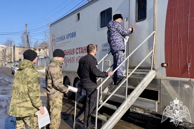 Более 15 литров крови сдали росгвардейцы в преддверии 10-летия ведомства в Костроме
