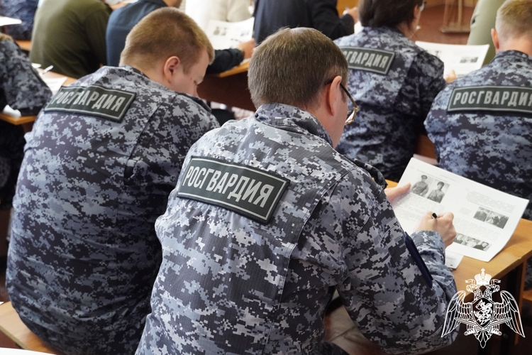 Сотрудники и военнослужащие Росгвардии написали Диктант Победы в Костроме