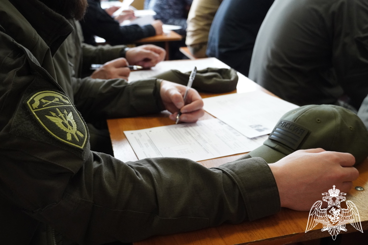 Сотрудники и военнослужащие Росгвардии написали Диктант Победы в Костроме