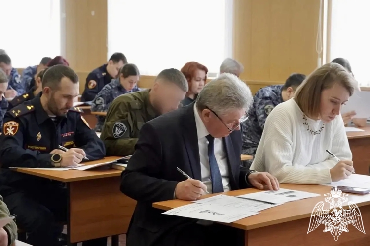 Сотрудники и военнослужащие Росгвардии написали Диктант Победы в Костроме