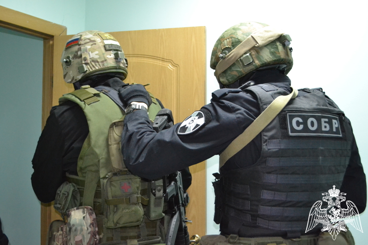 При силовой поддержке спецназа Росгвардии задержан организатор интернет-магазина по продаже наркотиков в Костромском районе (видео)