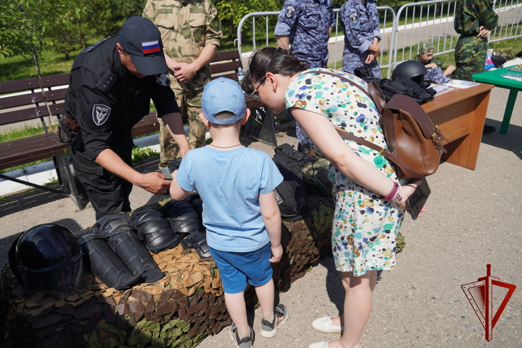 Юные костромичи побывали в роли росгвардейцев 