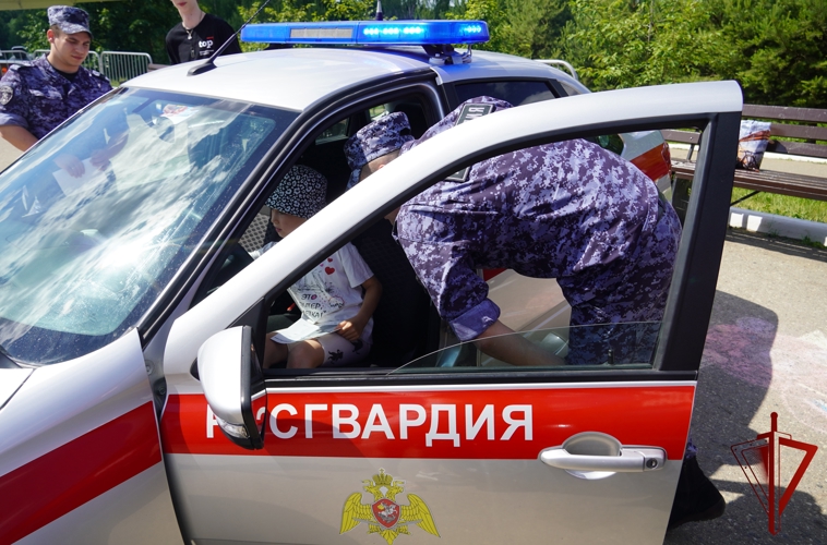 Юные костромичи побывали в роли росгвардейцев 