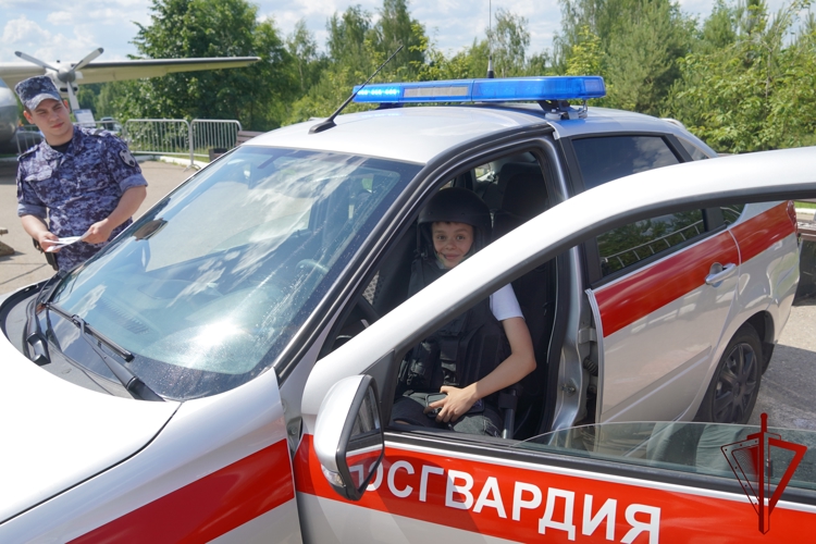 Юные костромичи побывали в роли росгвардейцев 