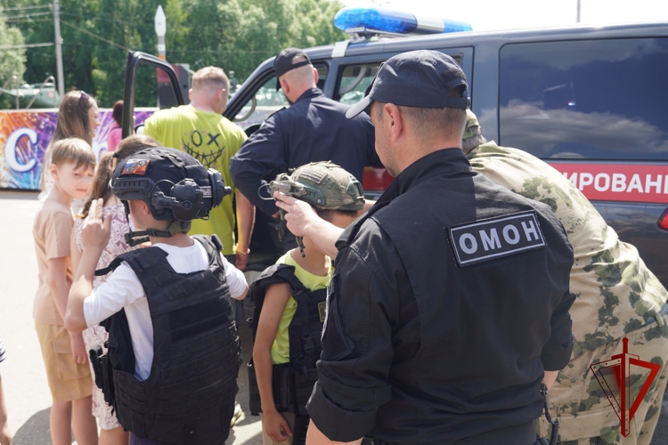 Юные костромичи побывали в роли росгвардейцев 
