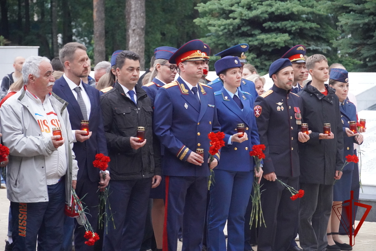 Представители Росгвардии приняли участие в акции «Свеча памяти» в Костроме