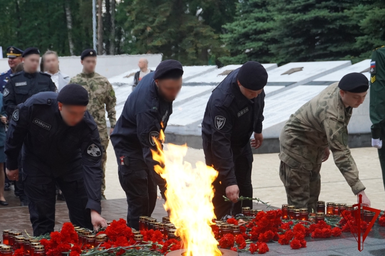 Представители Росгвардии приняли участие в акции «Свеча памяти» в Костроме