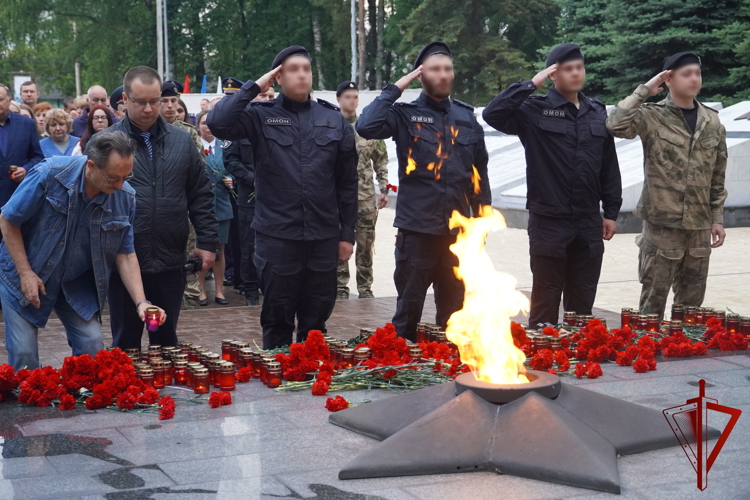Представители Росгвардии приняли участие в акции «Свеча памяти» в Костроме