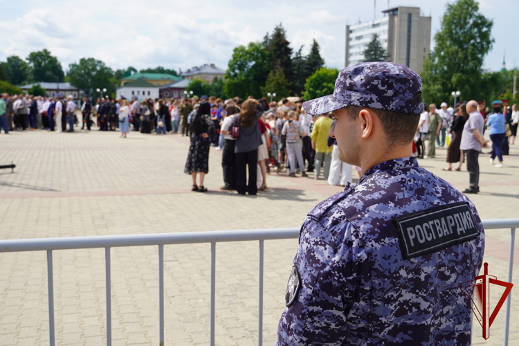 Сотрудники Росгвардии обеспечили общественную безопасность во время проведения акции «Свеча памяти»