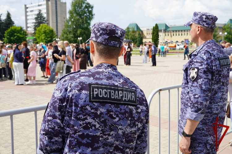 Сотрудники Росгвардии обеспечили общественную безопасность во время проведения акции «Свеча памяти»