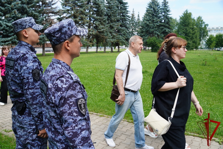 Сотрудники Росгвардии обеспечили общественную безопасность во время проведения акции «Свеча памяти»