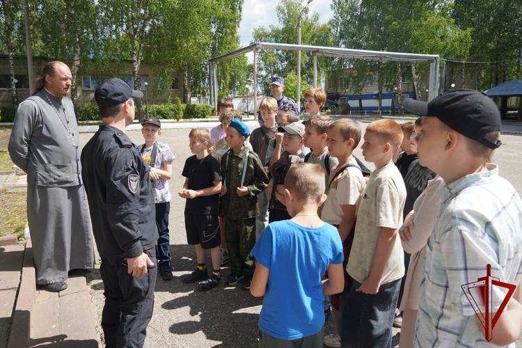 Для воспитанников воскресной школы сотрудники ОМОН "Оплот" провели экскурсию по отряду в Костроме